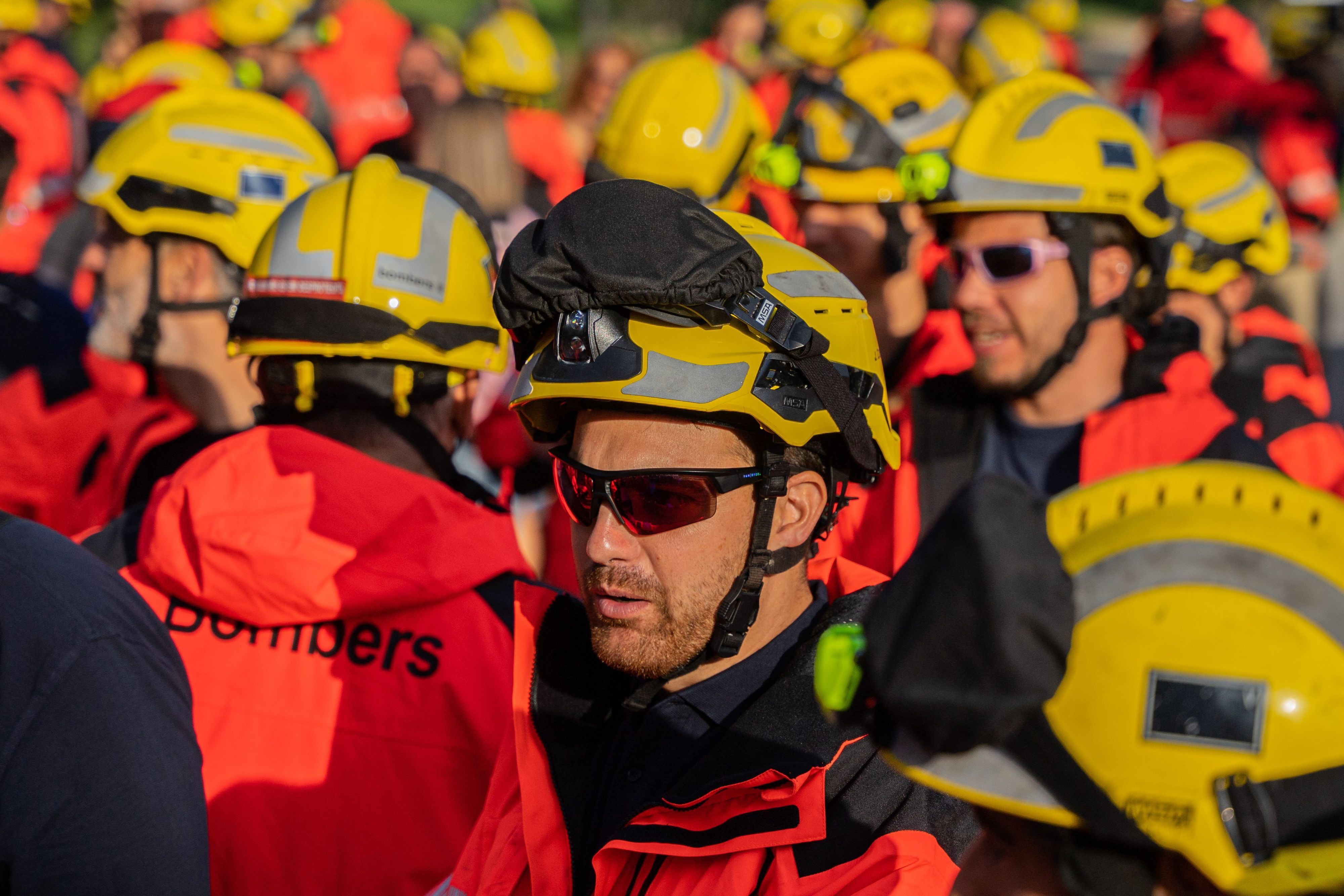 Freiwillige Feuerwehrleute demonstrieren vor dem Parlament von Katalonien, um von der katalanischen Regierung Würde, Respekt und die Zulassung zur Sozialversicherung zu fordern.