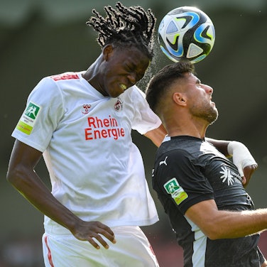 Fussball, Saison 2023/2024, Regionalliga West, 12.08.2023, 03. Spieltag, Herren, 1. FC Koeln U23 weiss vs. 1.FC Bocholt schwarz /// v.l.: Elias Geoffrey Bakatukanda 1. FC Koeln U23, Malek Fakhro 1.FC Bocholt, Koeln Franz-Kremer-Stadion Nordrhein-Westfalen Deutschland *** Football, Season 2023 2024, Regionalliga West, 12 08 2023, 03 Matchday, Men, 1 FC Koeln U23 white vs 1 FC Bocholt black v l Elias Geoffrey Bakatukanda 1 FC Koeln U23 , Malek Fakhro 1 FC Bocholt , Koeln Franz Kremer Stadion Nordrhein Westfalen Germany 230812_fb_1fc-koeln-u23_1fc-bocholt_20669