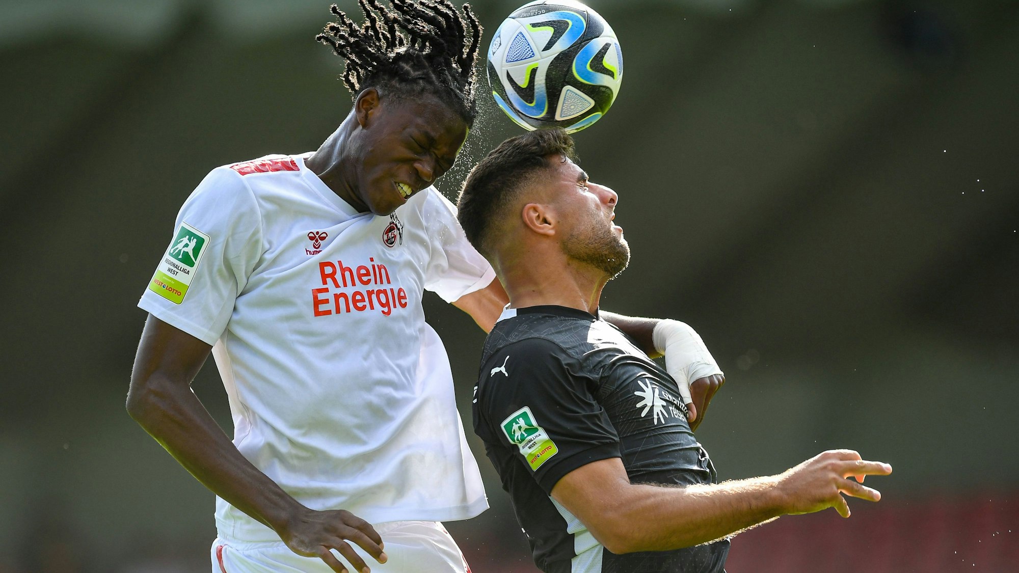 Fussball, Saison 2023/2024, Regionalliga West, 12.08.2023, 03. Spieltag, Herren, 1. FC Koeln U23 weiss vs. 1.FC Bocholt schwarz /// v.l.: Elias Geoffrey Bakatukanda 1. FC Koeln U23, Malek Fakhro 1.FC Bocholt, Koeln Franz-Kremer-Stadion Nordrhein-Westfalen Deutschland *** Football, Season 2023 2024, Regionalliga West, 12 08 2023, 03 Matchday, Men, 1 FC Koeln U23 white vs 1 FC Bocholt black v l Elias Geoffrey Bakatukanda 1 FC Koeln U23 , Malek Fakhro 1 FC Bocholt , Koeln Franz Kremer Stadion Nordrhein Westfalen Germany 230812_fb_1fc-koeln-u23_1fc-bocholt_20669