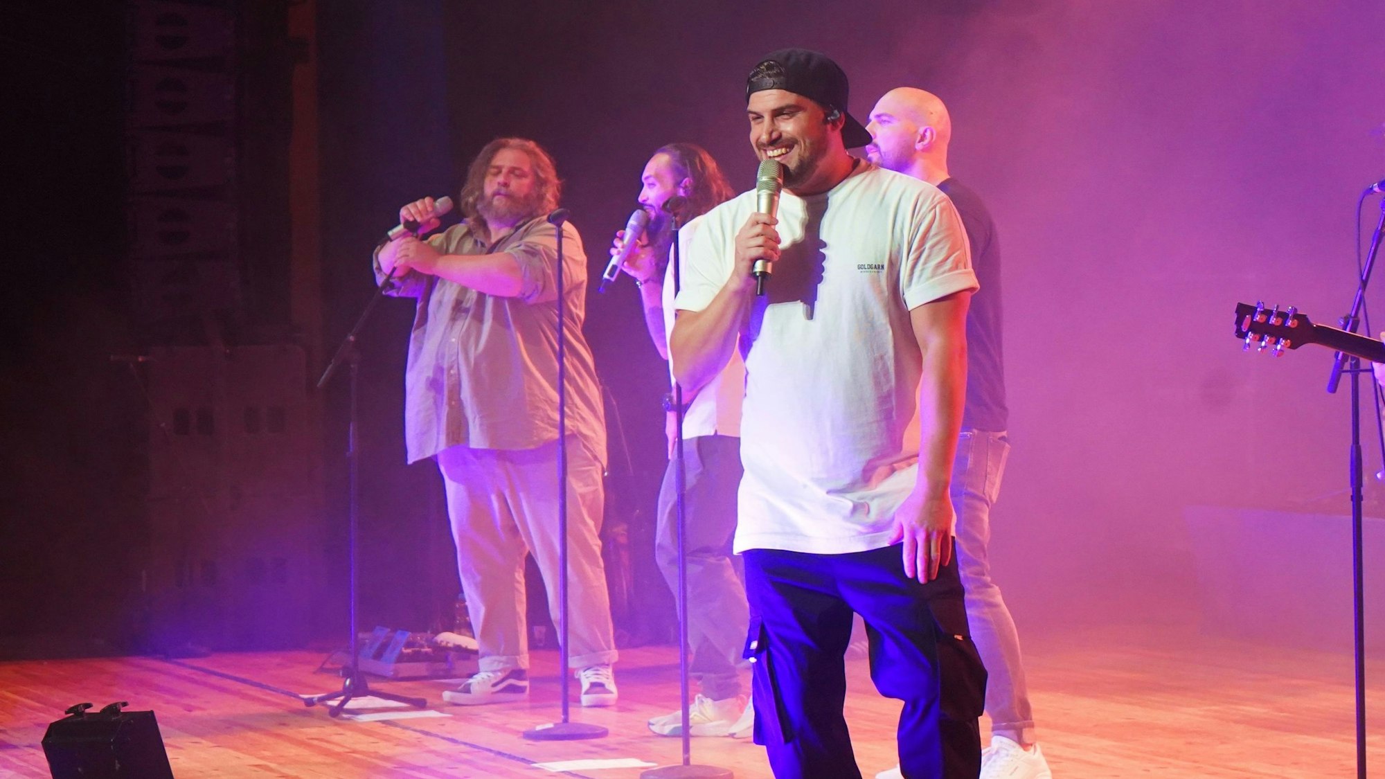 Der Sänger Dominic Sanz steht beim Konzert der Band Söhne Mannheims vorne am Bühnenrand des Euskirchener Stadttheaters.