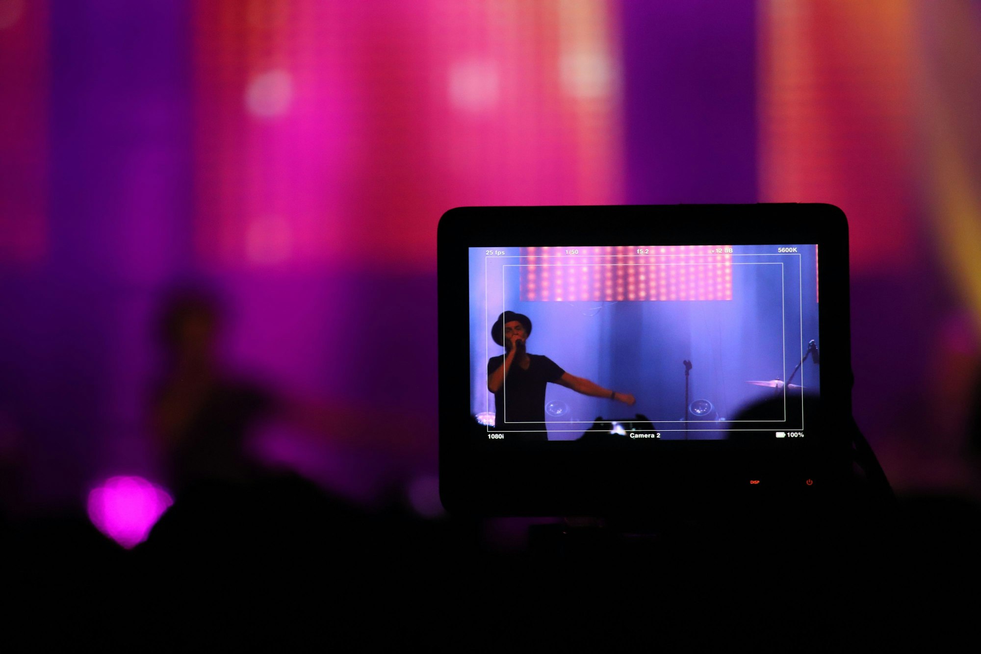 Peter Brings war auf dem Bildschirm klar und ganz verschwommen im Hintergrund live zu sehen, viele Fans filmten mit ihren Mobiltelefonen.