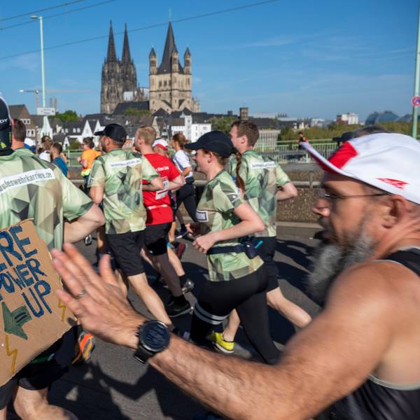 Beim Köln-Marathon laufen die Teilnehmer und Teilnehmerinnen über die Deutzer Brücke.