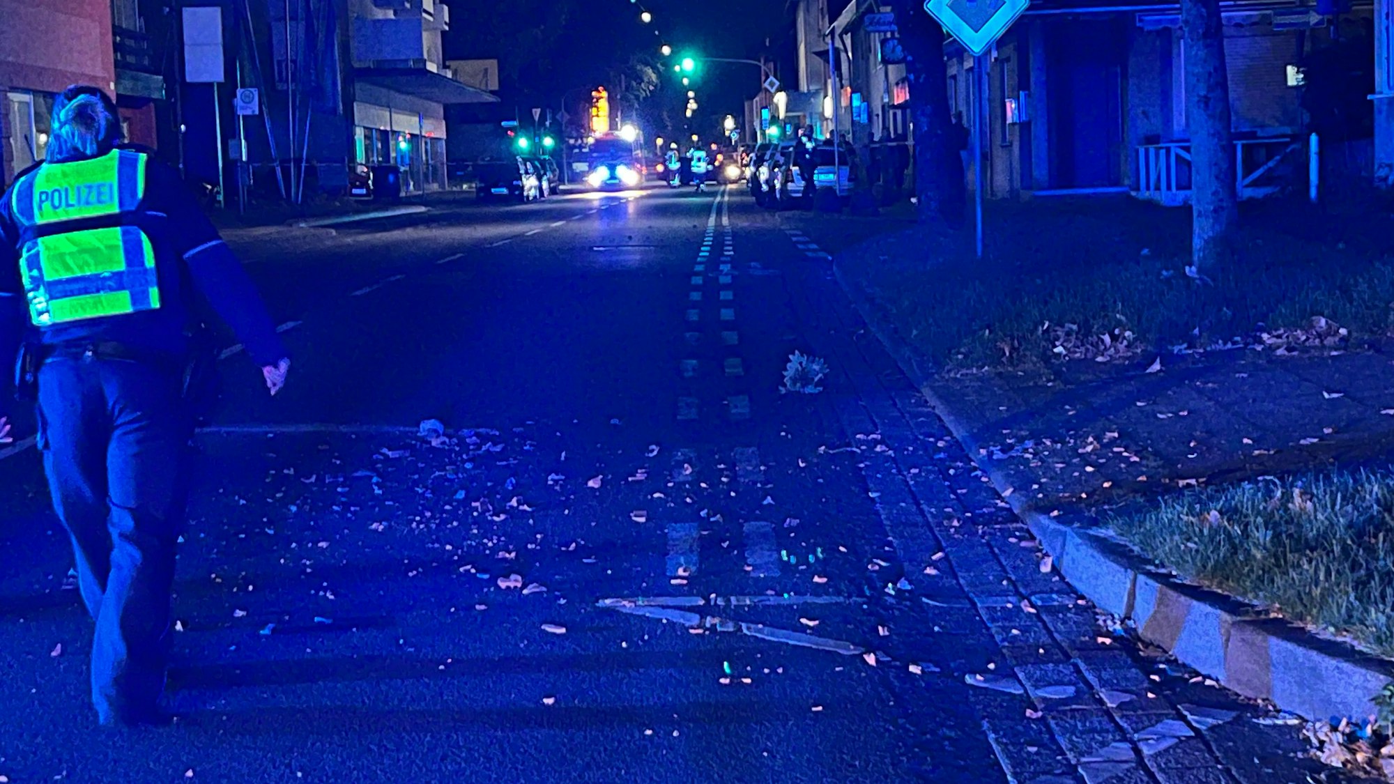 Ein 32 Jahre alter Mann hat erst eine 29 Jahre alte Frau niedergestochen und ist dann auf ein Dach geflüchtet, von wo aus er Polizisten mit Dachziegeln bewarf. Spezialeinsatzkräfte überwältigten ihn. Dachziegelscherben auf der Straße. Eine Polizistin geht darauf zu, um Spuren zu sichern.