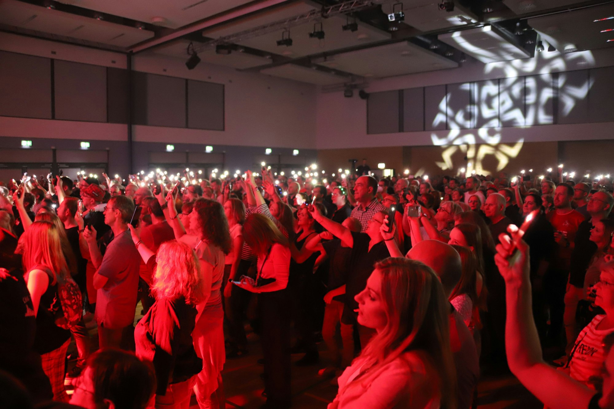 Die Fans im Saal zückten bei der Ballade „Liebe gewinnt“ ihre Handys und schalteten das Licht ein.