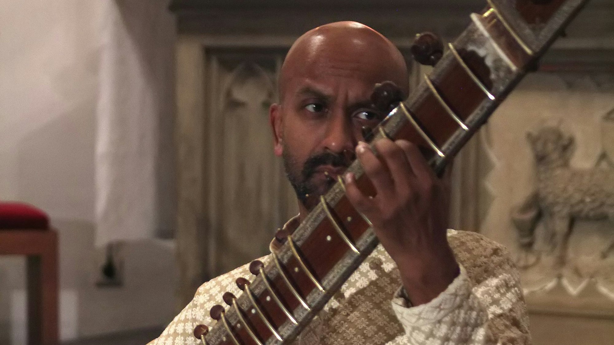 Der Musiker Hindol Deb mit einer Sitar.