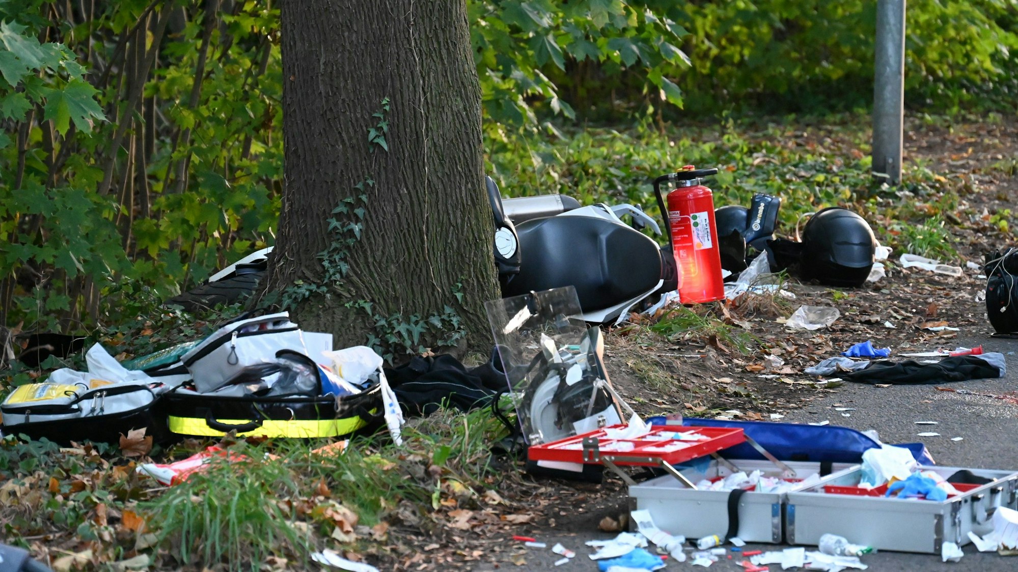 Das zerstörte Motorrad neben einem Baum.