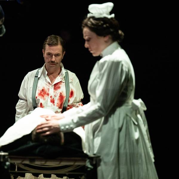 Miljenko Turk als ermordeter Polizeichef Hennessy in der Oper „The Strangers“.