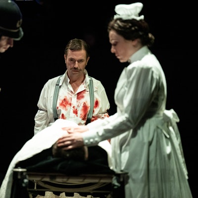 Miljenko Turk als ermordeter Polizeichef Hennessy in der Oper „The Strangers“.