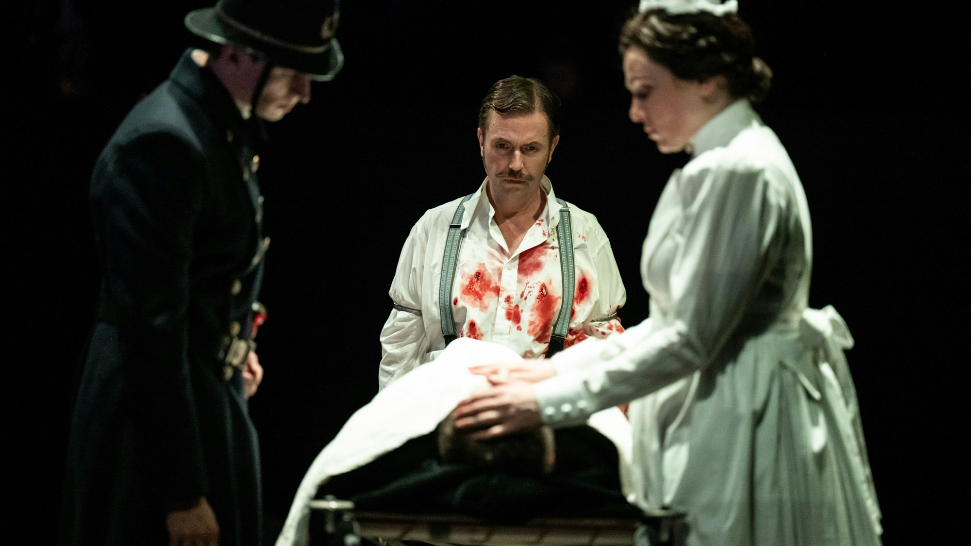 Miljenko Turk als ermordeter Polizeichef Hennessy in der Oper „The Strangers“.