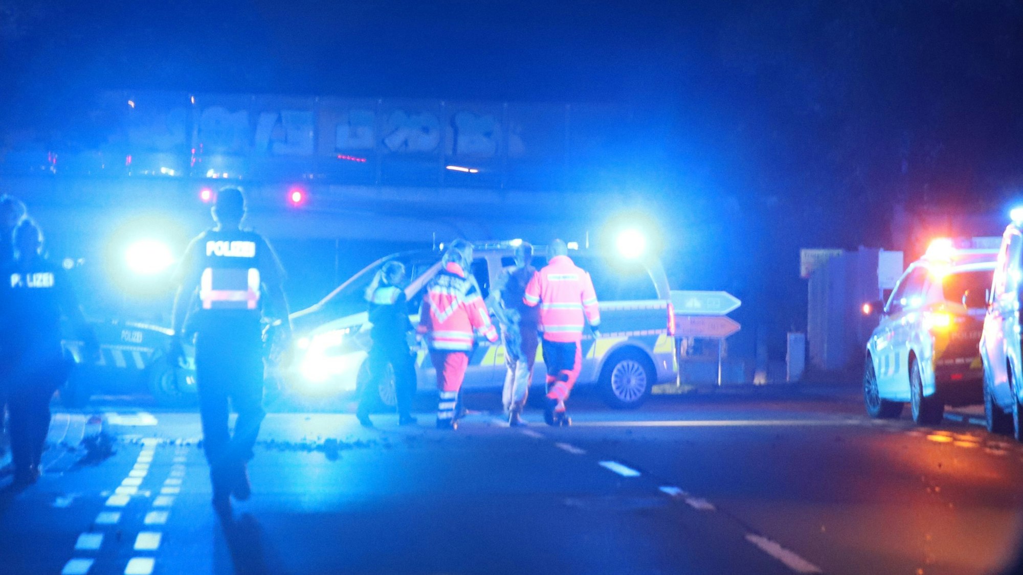 Ein 32 Jahre alter Mann hat erst eine 29 Jahre alte Frau niedergestochen und ist dann auf ein Dach geflüchtet, von wo aus er Polizisten mit Dachziegeln bewarf. Spezialeinsatzkräfte überwältigten ihn. Der Verdächtige wurde vorläufig festgenommen. Zwei Rettungsdienstmitarbeiter und zwei Polizisten begleiten ihn über die nächtliche Luisenstraße zu einem Rettungswagen.