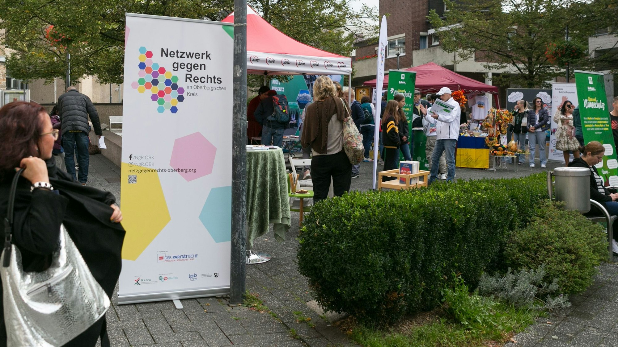 Das Bild zeigt einen Aufsteller des Netzwerks neben weiteren Ständen.