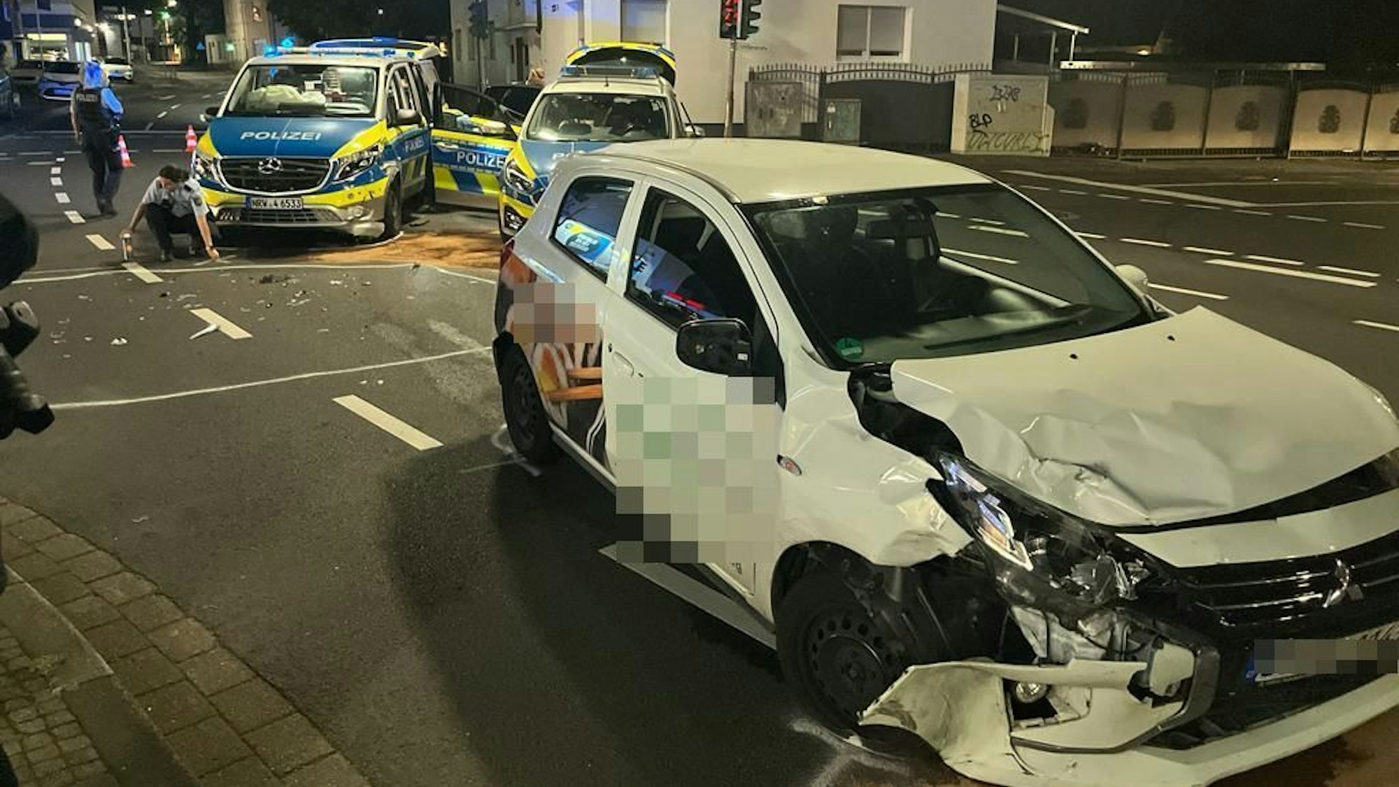 Ein beschädigtes Auto steht an der Unfallstelle.