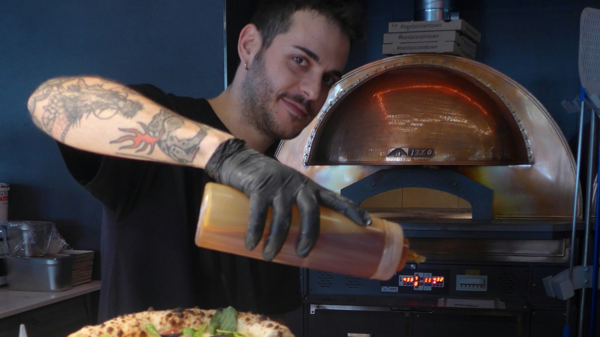 Es dauert nur eine Minute. Solange wird die Pizza bei 480 Grad Celsius im Izzo Forni Napoletano gebacken.