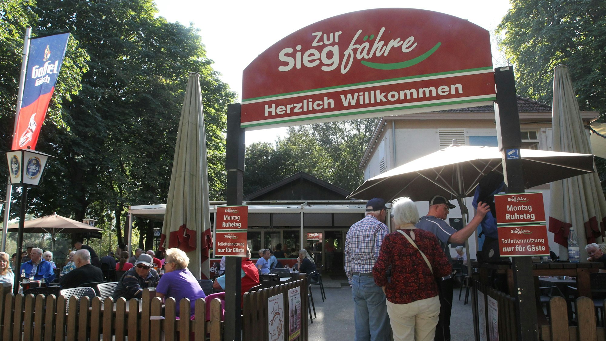 Gäste stehen vor einem Lokal Schlange.