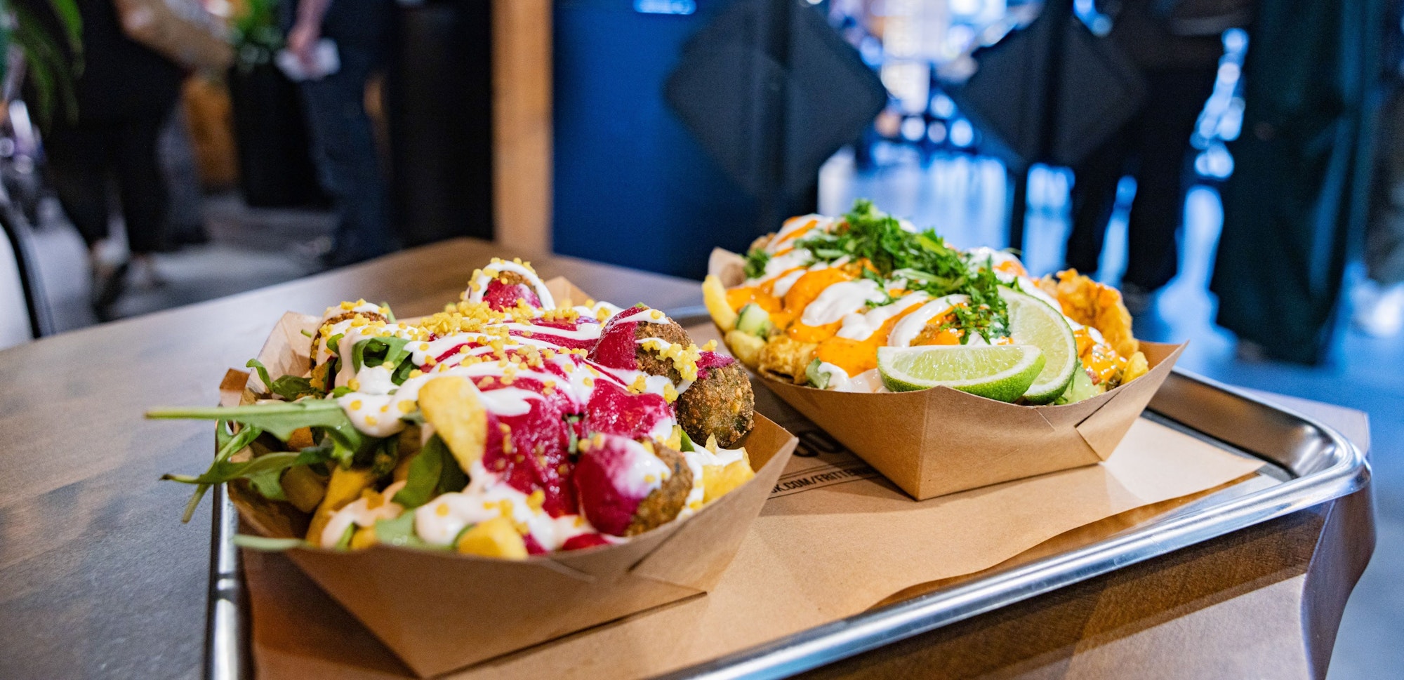 Mit würziger Bratensauce , geschmolzenem Mozzarella oder Paprika-Chili: Zahlreiche Variationen des Kartoffelstäbchen-Klassikers werden angeboten.