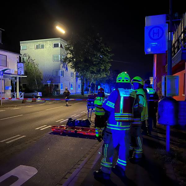 Ein 32 Jahre alter Mann hat erst eine 29 Jahre alte Frau niedergestochen und ist dann auf ein Dach geflüchtet, von wo aus er Polizisten mit Dachziegeln bewarf. Spezialeinsatzkräfte überwältigten ihn. Feuerwehrleute leuchten aus sicherer Entfernung aus. In der Mitte geht eine Spezialeinsatzkraft auf das Haus zu.