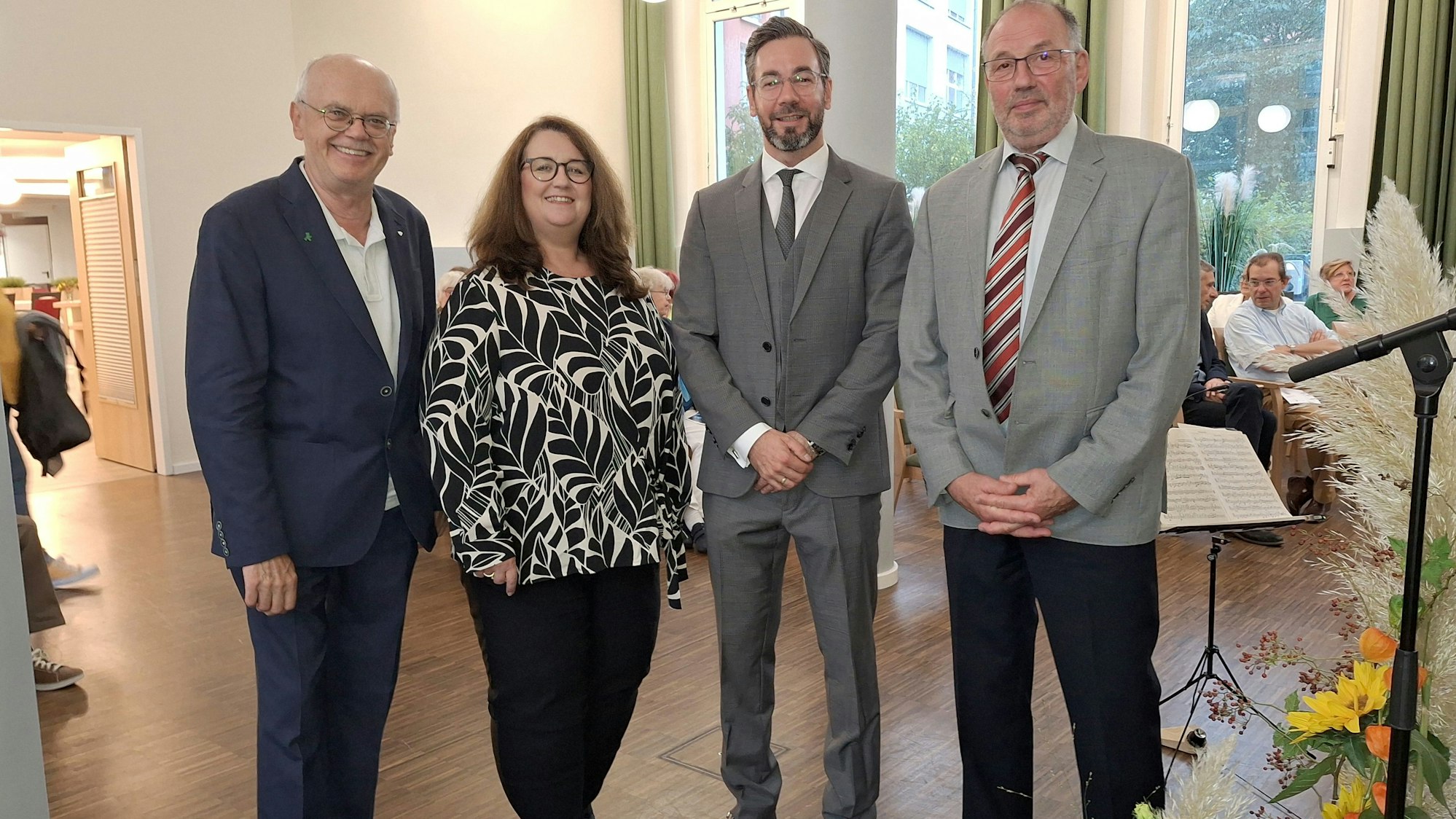 Beim Festakt im Wöllner-Stift trafen (v. l.) Friedhelm Weiß, Bondina Schulze, Michael Heine und Franz Gheno zusammen.