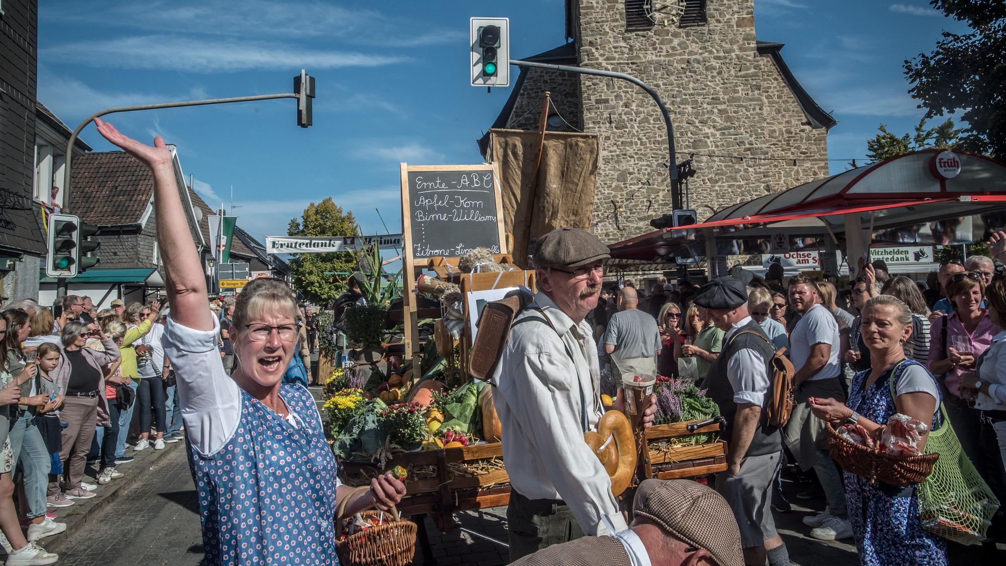Das Erntedankfest in Witzhelden, hier der Umzug 2023, feiert in diesem Jahr seinen 75. Geburtstag.