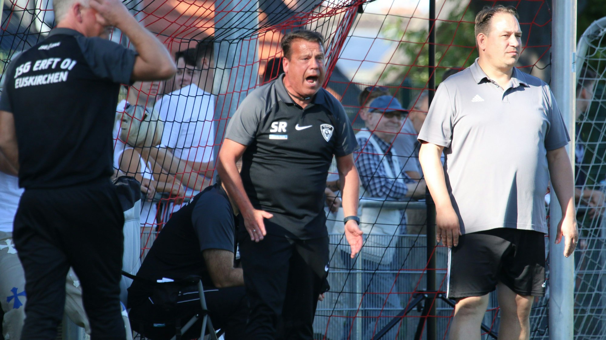 JSG-Erft-01-Coach Stephan Reimer schreit aus der Couchingzone etwas aufs Spielfeld.
