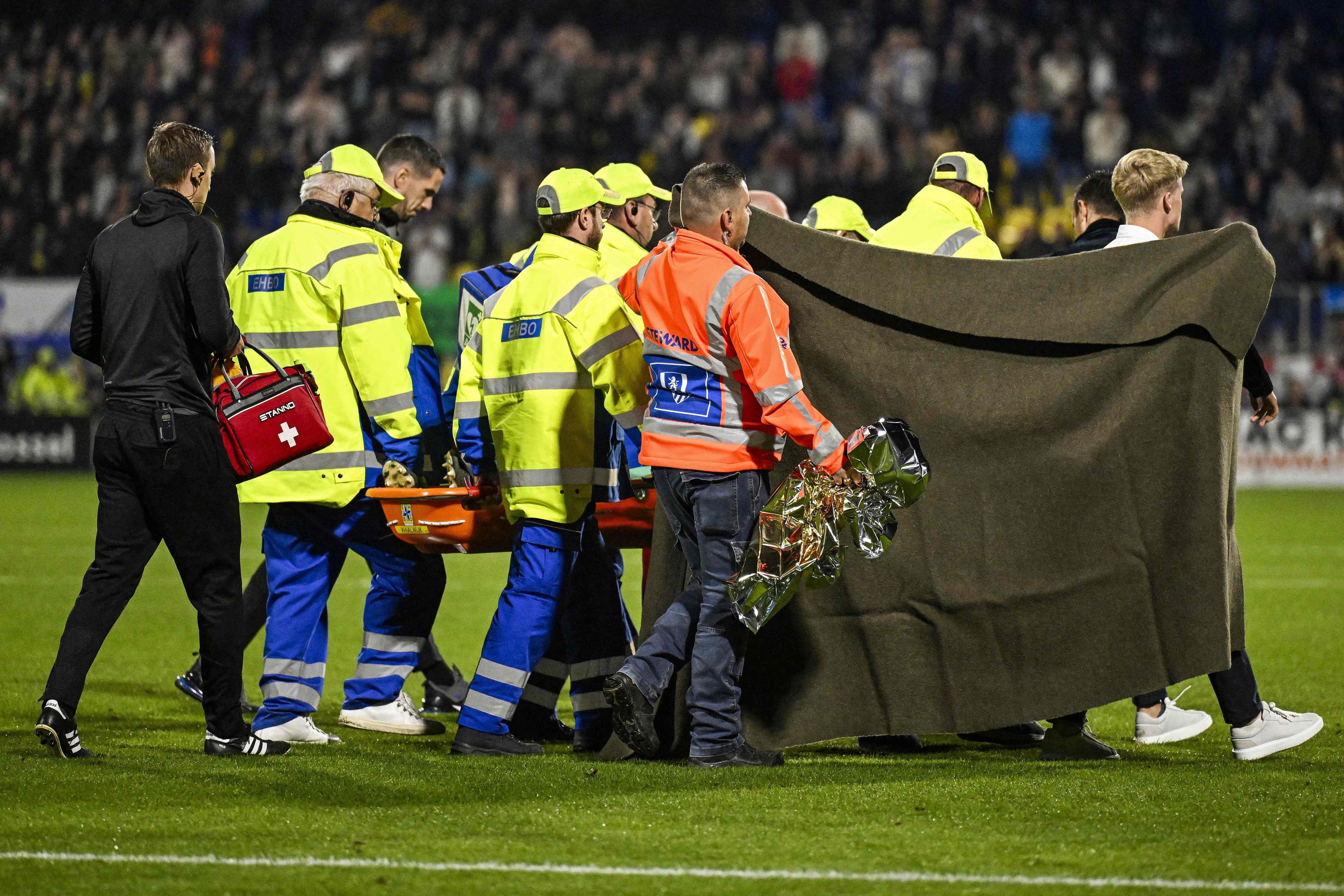 Etienne Vaessen wird auf einer Liege vom Rasen getragen.AFP