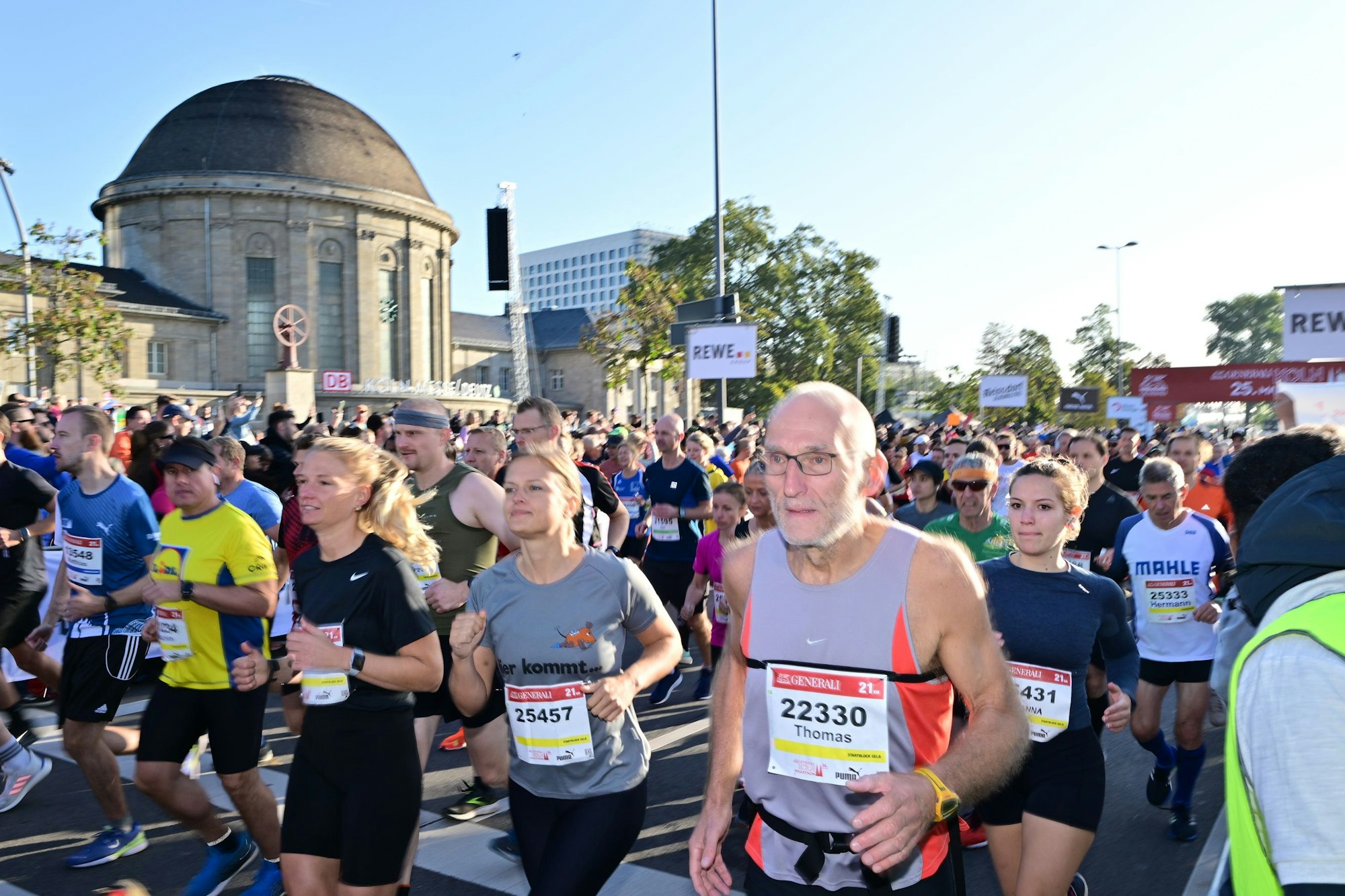 Am Startbereich des Köln-Marathons am Ottoplatz in Deutz machten sich mehr als 22.000 Läuferinnen und Läufer auf den Weg.