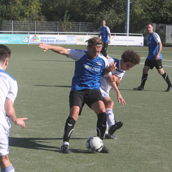 BSC-Akteur Dennis Hellen schirmt den Ball vor Abdullah El Leithy ab.