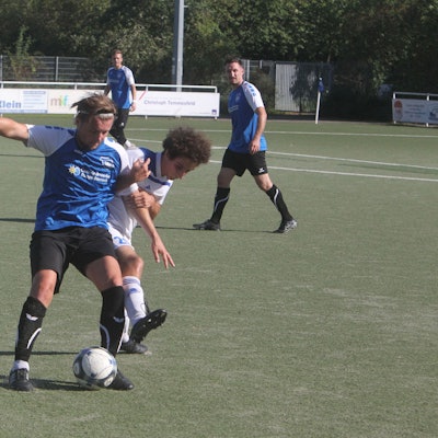 BSC-Akteur Dennis Hellen schirmt den Ball vor Abdullah El Leithy ab.