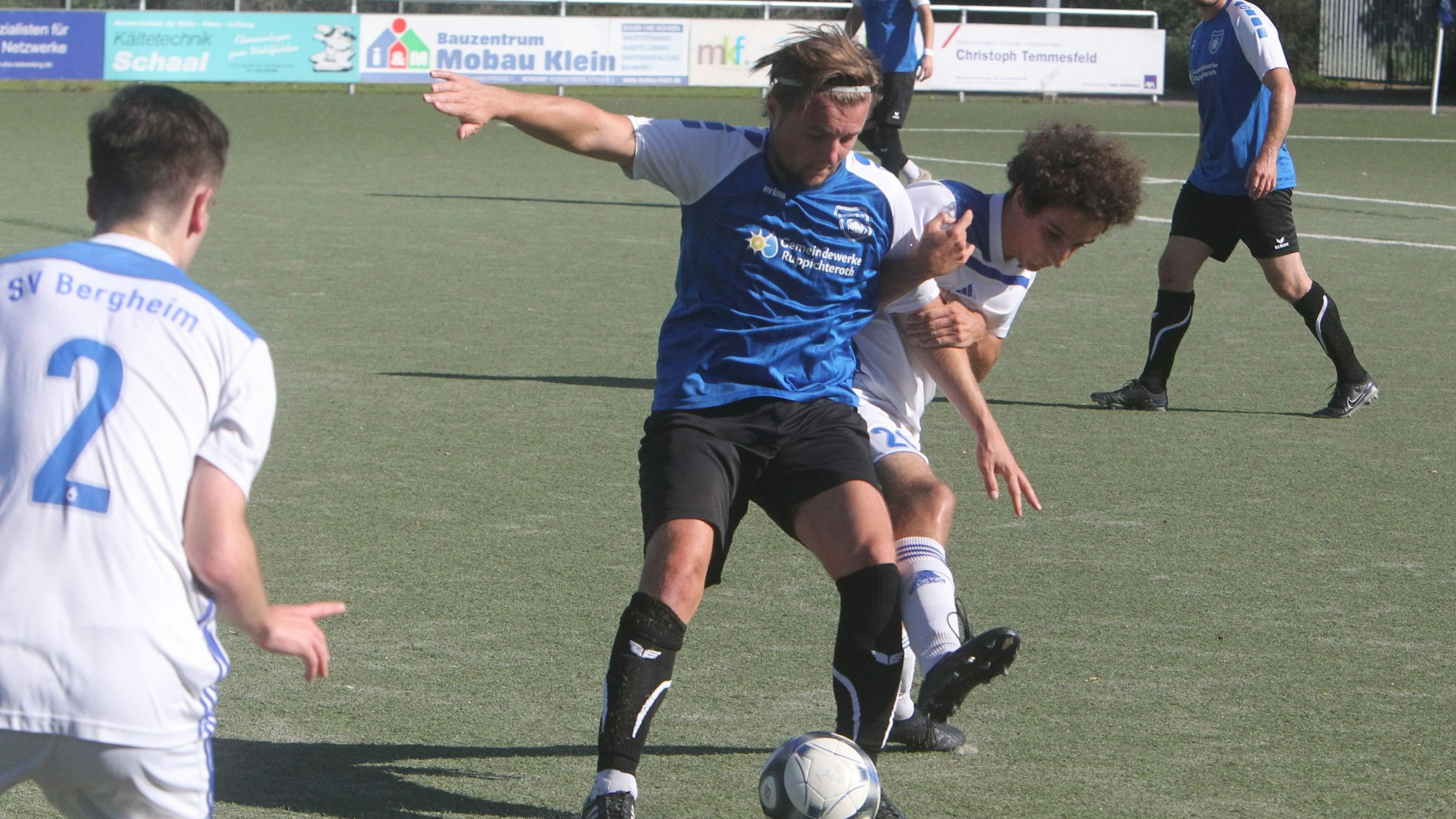 BSC-Akteur Dennis Hellen schirmt den Ball vor Abdullah El Leithy ab.