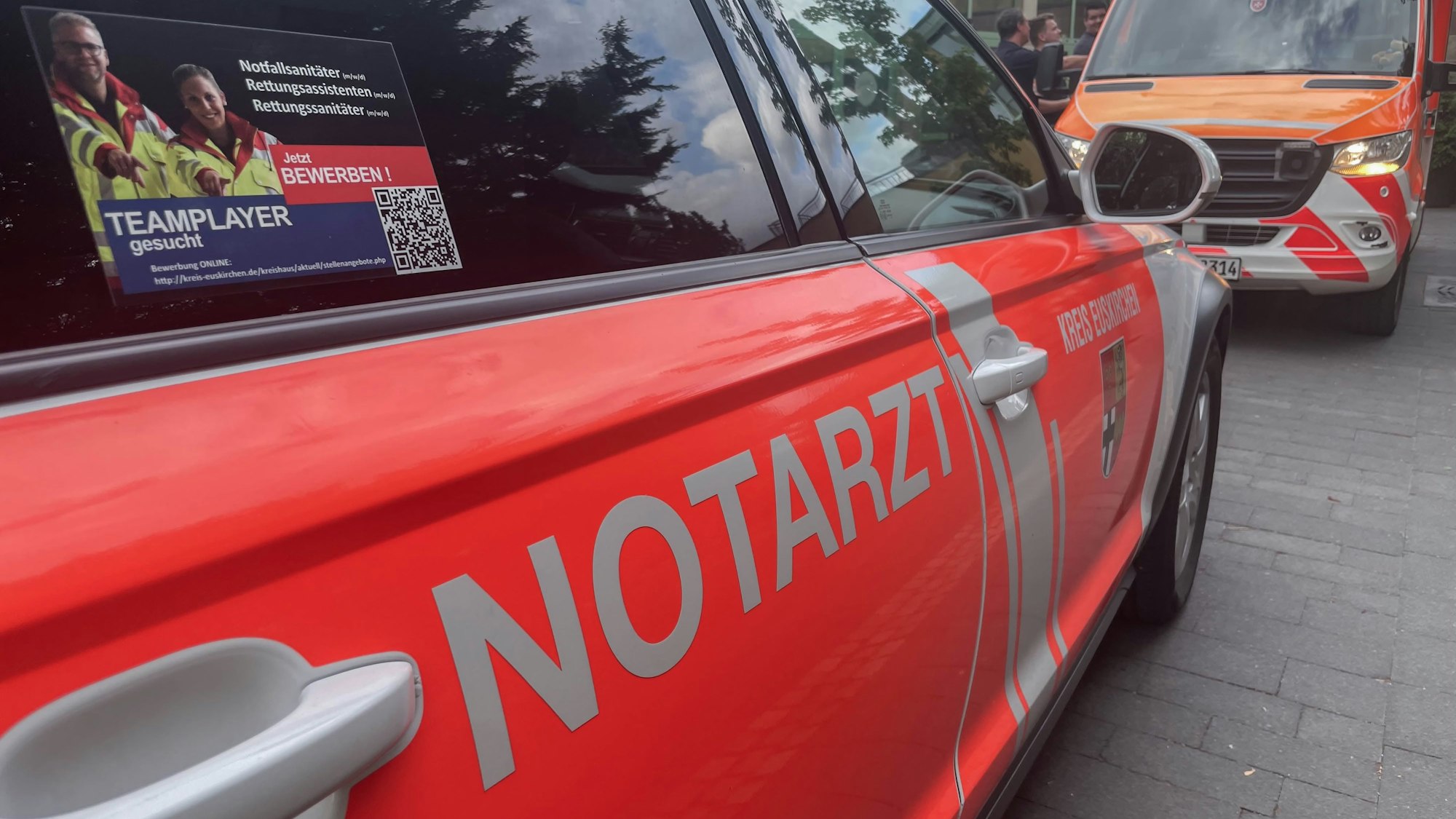 Das Symbolbild zeigt einen Notarztwagen und einen Rettungswagen.