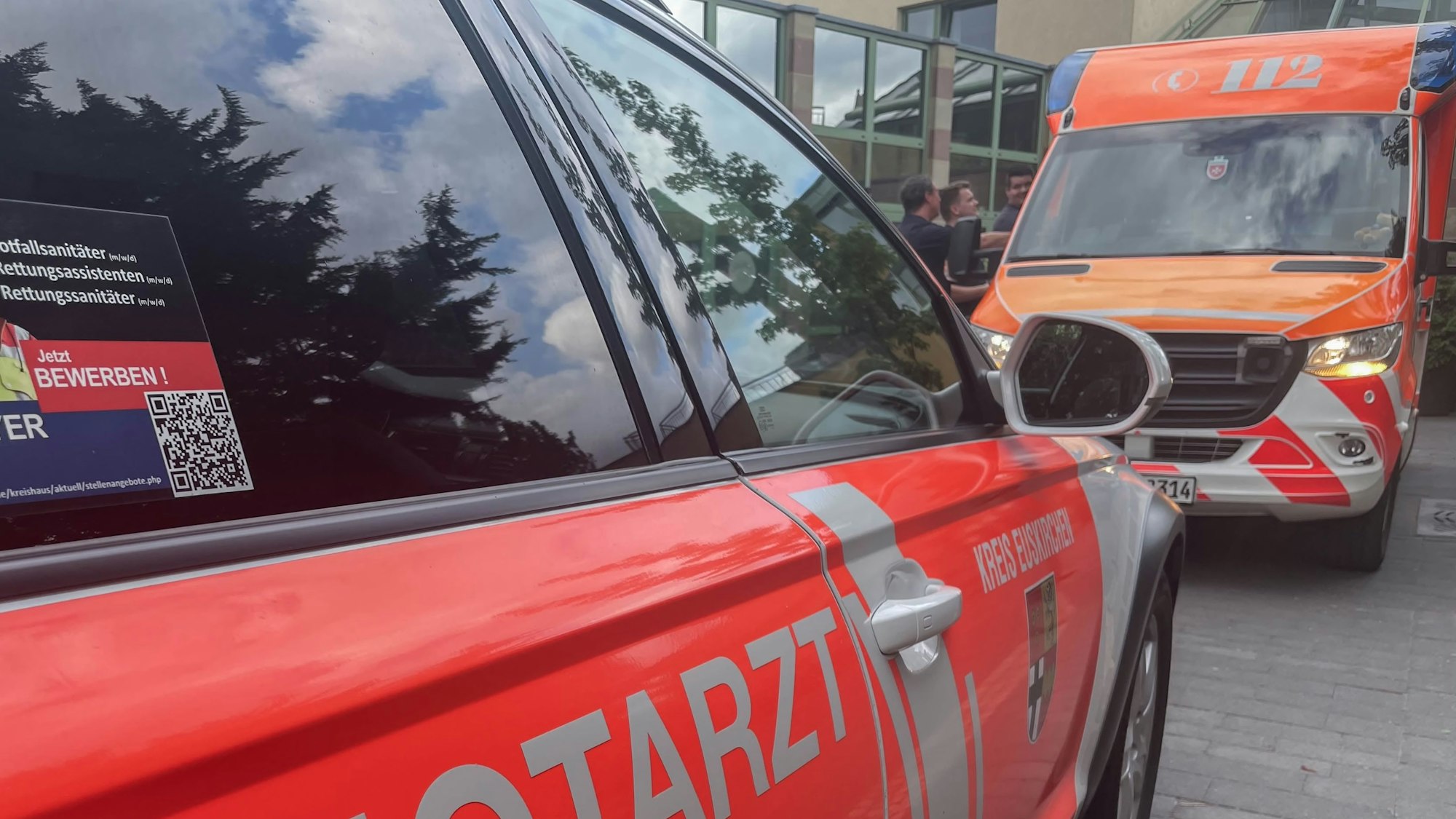 Das Foto zeigt einen Notarzt- und einen Rettungswagen an der Zentralen Notaufnahme des Marien-Hospitals in Euskirchen.
