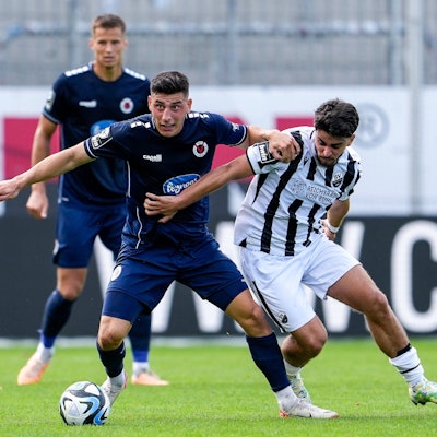 v.li.: Stefano Russo Viktoria, 6, Abu-Bekir Ömer El-Zein SVS, 6, Zweikampf, Spielszene, Duell, duel, tackle, tackling, Dynamik, Action, Aktion, 30.09.2023, Sandhausen Deutschland, Fussball, 3. Liga, SV Sandhausen - FC Viktoria Köln, DFB/DFL REGULATIONS PROHIBIT ANY USE OF PHOTOGRAPHS AS IMAGE SEQUENCES AND/OR QUASI-VIDEO. *** v li Stefano Russo Viktoria, 6 , Abu Bekir Ömer El Zein SVS, 6 , duel, tackle, tackling, dynamic, action, action, 30 09 2023, Sandhausen Germany , Football, 3 Liga, SV Sandhausen FC Viktoria Köln, DFB DFL REGULATIONS PROHIBIT ANY USE OF PHOTOGRAPHS AS IMAGE SEQUENCES AND OR QUASI VIDEO xozx