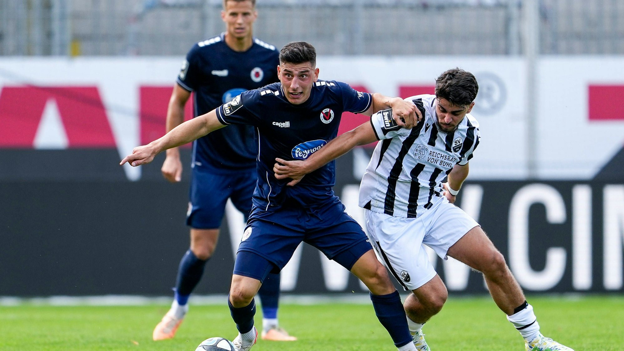 v.li.: Stefano Russo Viktoria, 6, Abu-Bekir Ömer El-Zein SVS, 6, Zweikampf, Spielszene, Duell, duel, tackle, tackling, Dynamik, Action, Aktion, 30.09.2023, Sandhausen Deutschland, Fussball, 3. Liga, SV Sandhausen - FC Viktoria Köln, DFB/DFL REGULATIONS PROHIBIT ANY USE OF PHOTOGRAPHS AS IMAGE SEQUENCES AND/OR QUASI-VIDEO. *** v li Stefano Russo Viktoria, 6 , Abu Bekir Ömer El Zein SVS, 6 , duel, tackle, tackling, dynamic, action, action, 30 09 2023, Sandhausen Germany , Football, 3 Liga, SV Sandhausen FC Viktoria Köln, DFB DFL REGULATIONS PROHIBIT ANY USE OF PHOTOGRAPHS AS IMAGE SEQUENCES AND OR QUASI VIDEO xozx