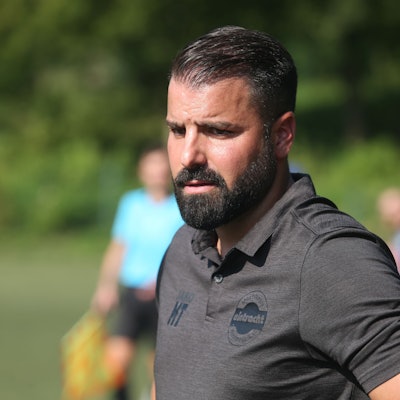 Hohkeppels Trainer Mahmut Temür schaut nach der Niederlage unglücklich.