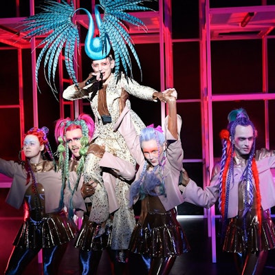 Eigentum
(Let's Face It We're Fucked)
Eine Komödie von Thomas Köck
Regie: Marie Bues
 
Regie: Marie Bues
Bühne: Heike Mondschein
Kostüme: Amit Epstein
Musik: Kat Kaufmann
Licht: Michael Frank
Video: Camille Lacadee
Choreographie: Mason Manning
Dramaturgie: Sarah Lorenz
 
Foto: Thomas Aurin