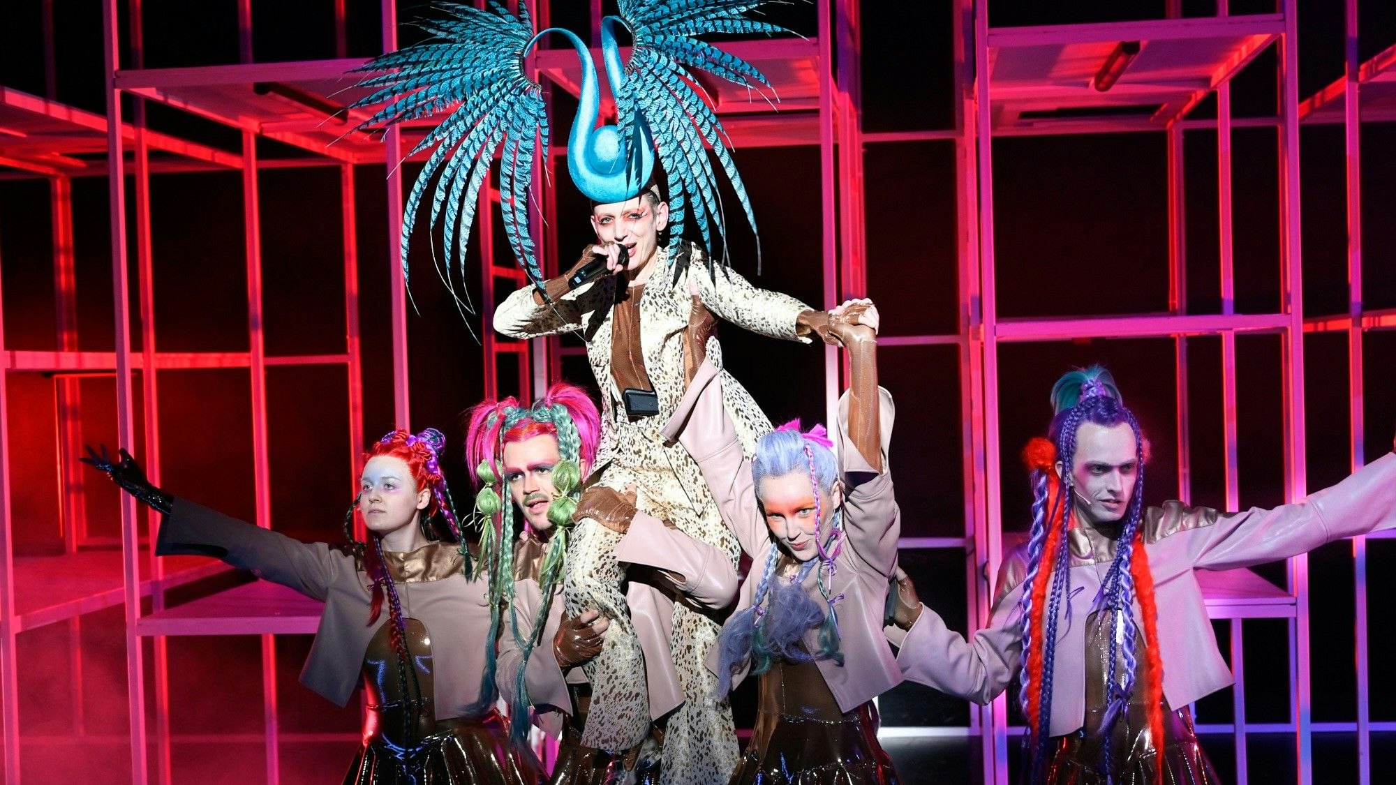 Eigentum
(Let's Face It We're Fucked)
Eine Komödie von Thomas Köck
Regie: Marie Bues
Regie: Marie Bues
Bühne: Heike Mondschein
Kostüme: Amit Epstein
Musik: Kat Kaufmann
Licht: Michael Frank
Video: Camille Lacadee
Choreographie: Mason Manning
Dramaturgie: Sarah Lorenz
Foto: Thomas Aurin