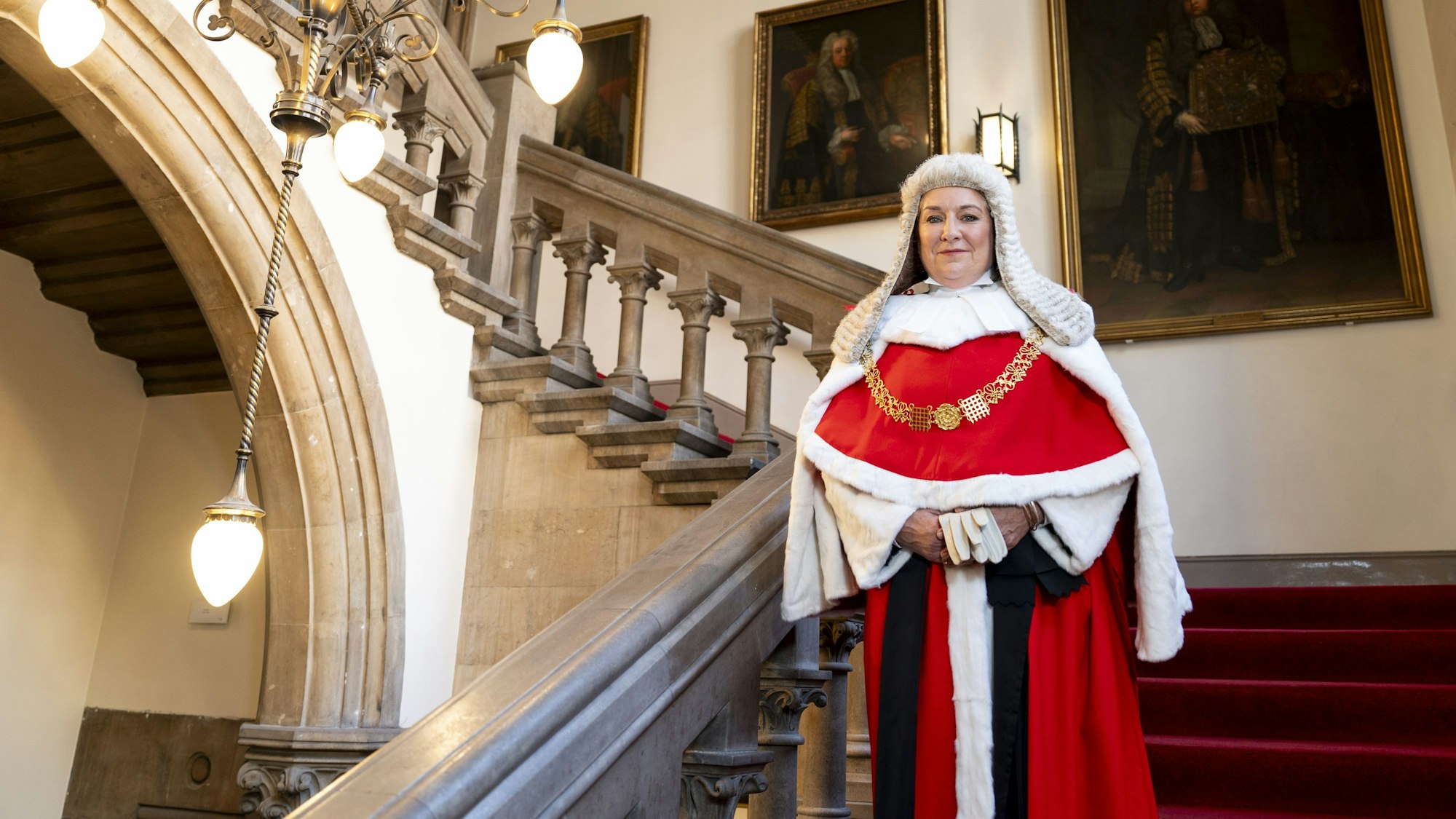 London: Dame Sue Carr, neue Lady Chief Justice (Oberste Richterin), steht auf einer Treppe in den Royal Courts of Justice