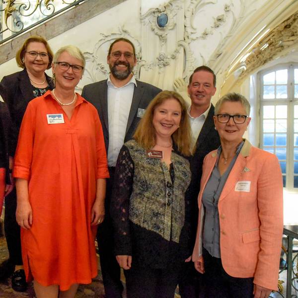 Auf der Treppe im Brühler Schloss Augustusburg präsentieren sic die Gründer: Zur Gründungsfeier des Freundeskreises hatten Regina Jung von der Schlossverwaltung und Ellen Wagner Gäste aus Politik, Gesellschaft und Wissenschaft eingeladen.