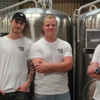 Till und Jonas Verse, Jan Summa und Peter Verse vor den Lagertanks der Brauerei.