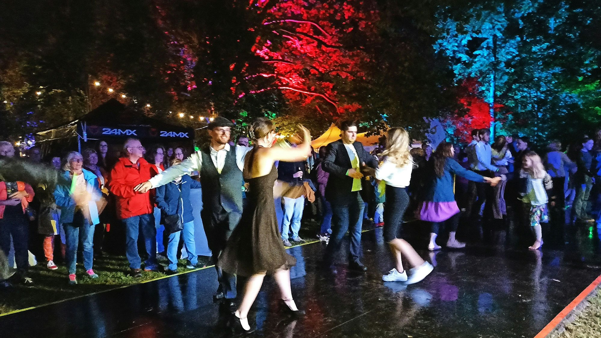 Schüler der Tanzschule Breuer tanzen zur Musik von Decay & The ToneKings.