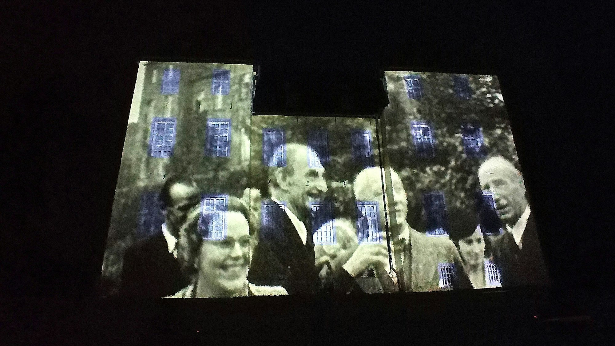 Höhepunkt an jedem Abend des Schlosszaubers war die Videoprojektion "ImPuls" auf die Schlossfassade. Auch historische Aufnahmen der Donnerstag-Gesellschaft wurden gezeigt.