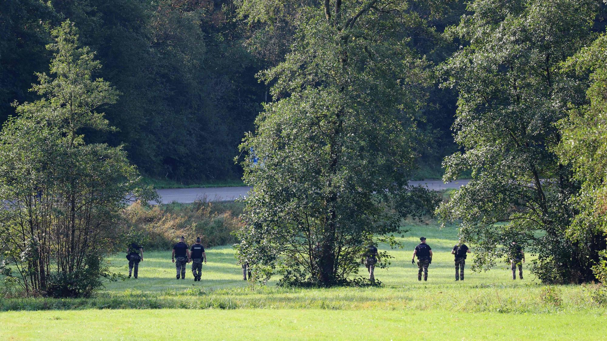 Die französische Polizei durchkämmt mehrere Waldstücke in der Nähe von Saint-Blaise-la-Roche im Elsass. Die 15-jährige Lina wird dort seit mehr als einer Woche vermisst. Eine Zeugin berichtet von einem mysteriösen Autofahrer.