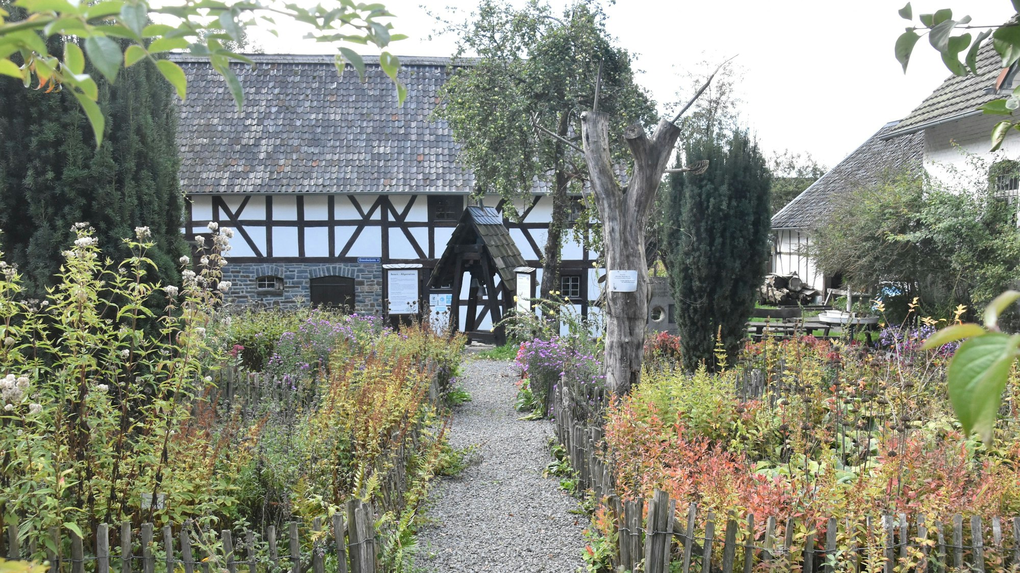 Ein Fachwerkhaus und im Vordergrund ein Bauerngarten.