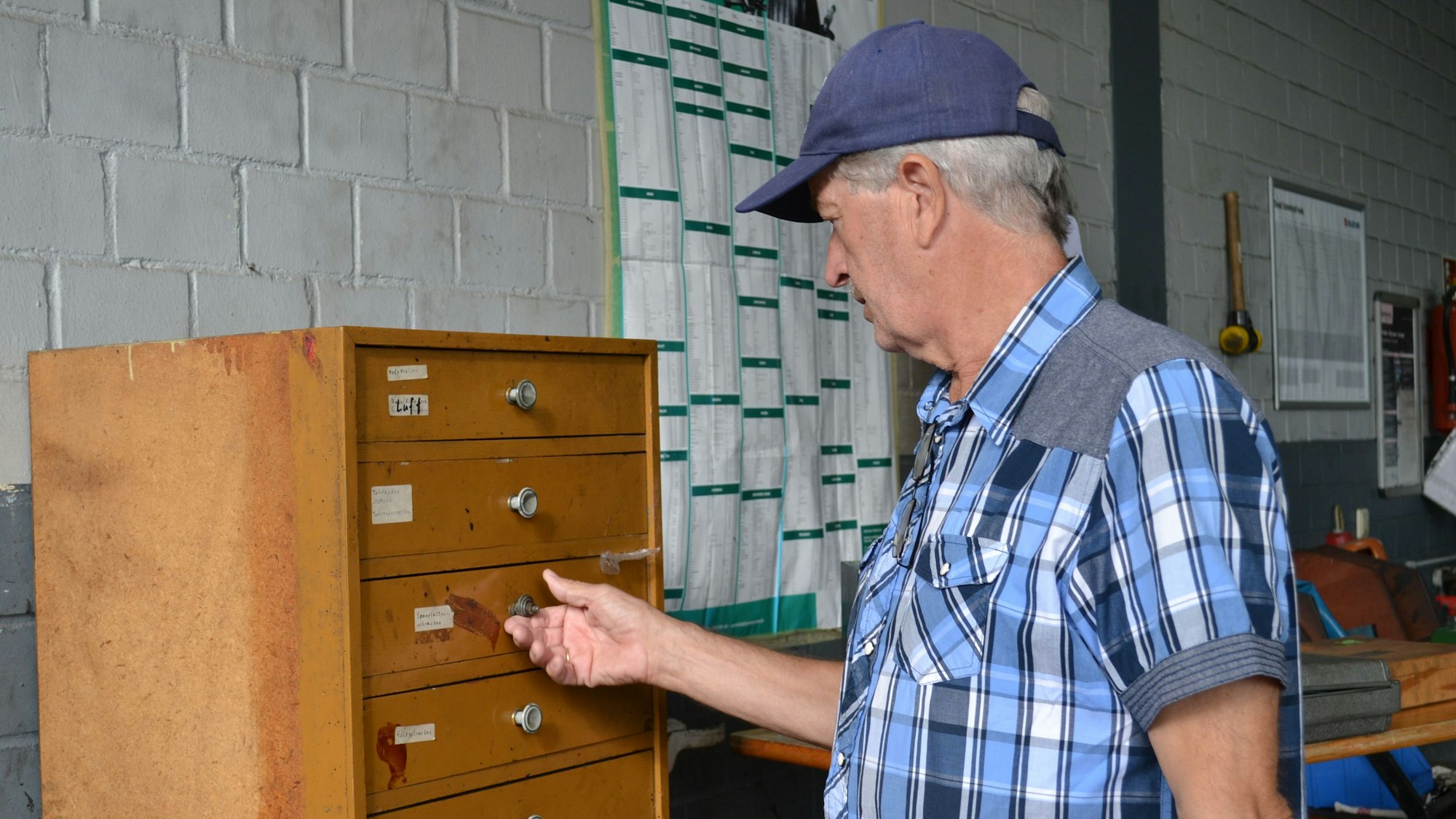 Dieser Kleinteile-Schrank stammt aus der Gründungsphase des Unternehmens.