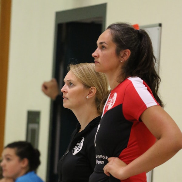 Die Trainerinnen der SG Marmagen/Nettersheim stehen nebeneinander und schauen konzentriert.