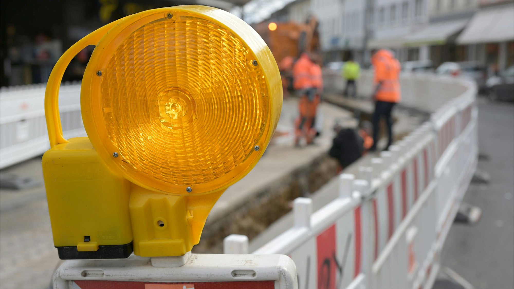 Das Foto zeigt die Bauarbeiten auf der Schloßstraße in Bensberg