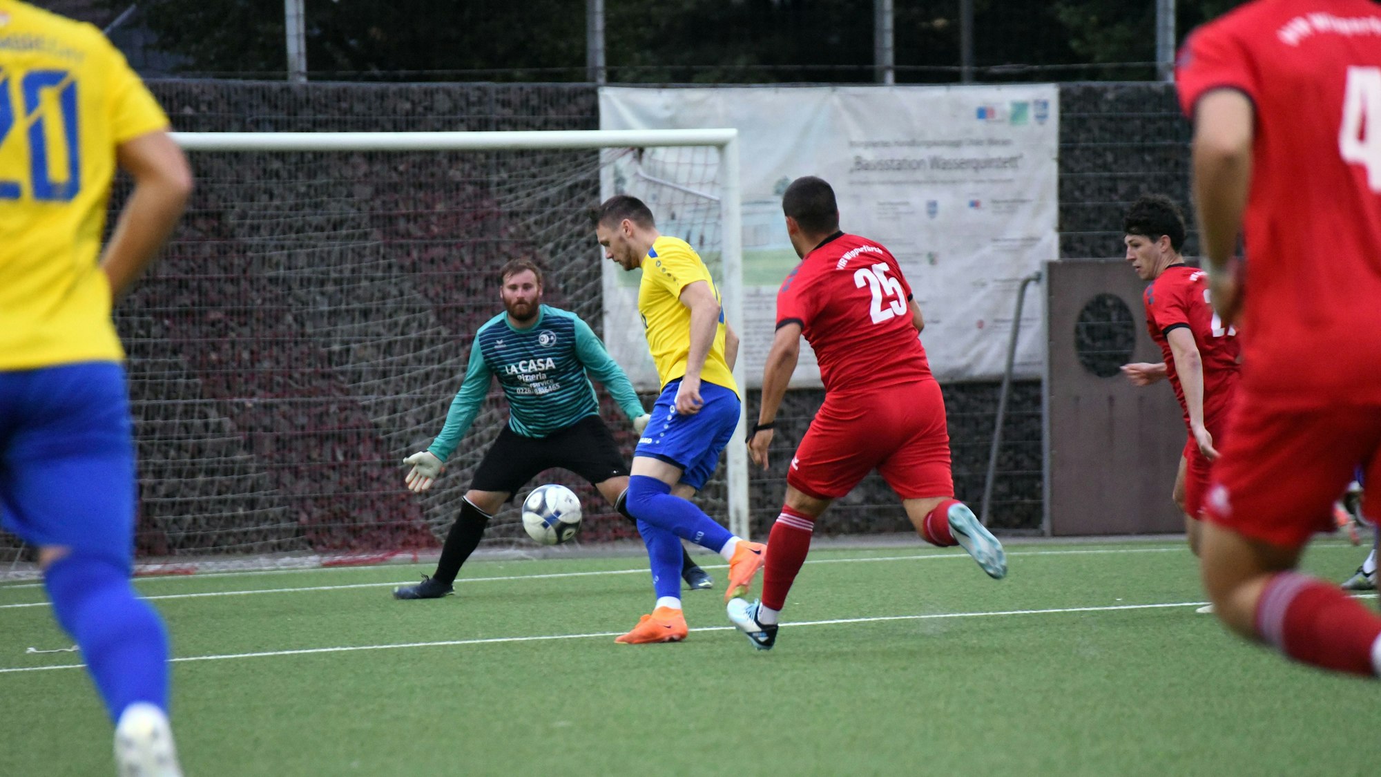 Eine Spielsituation zwischen dem SSV Nümbrecht und dem VfR Wipperfürth.