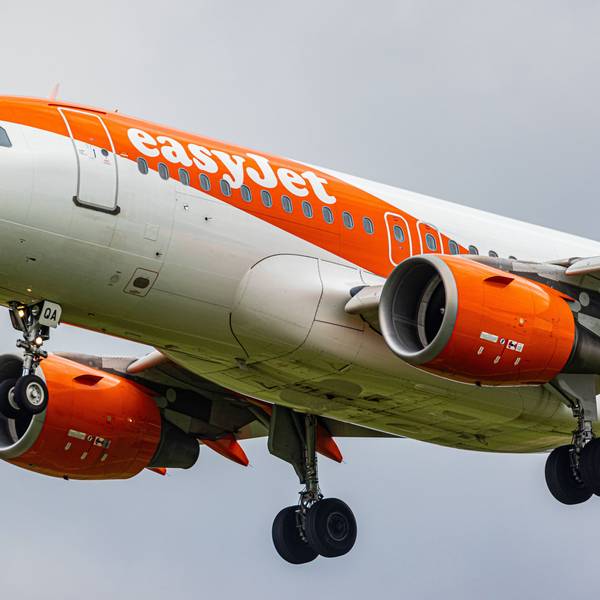 Ein Airbus A319 der britischen Fluggesellschaft Easyjet beim Start. Das Flugzeug ist orange und weiß lackiert. (Symbolbild)