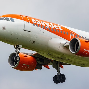 Ein Airbus A319 der britischen Fluggesellschaft Easyjet beim Start. Das Flugzeug ist orange und weiß lackiert. (Symbolbild)
