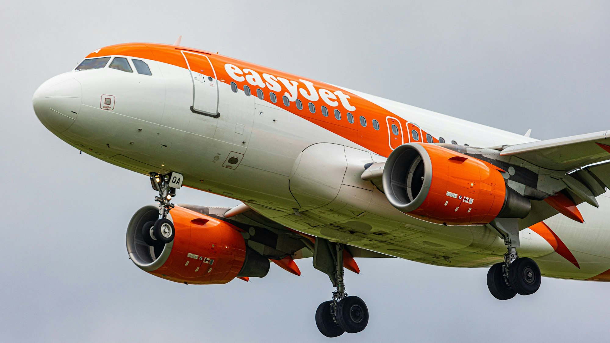 Ein Airbus A319 der britischen Fluggesellschaft Easyjet beim Start. Das Flugzeug ist orange und weiß lackiert. (Symbolbild)