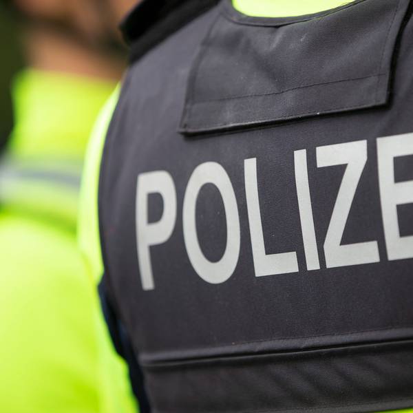 Auf einer Weste steht Polizei.